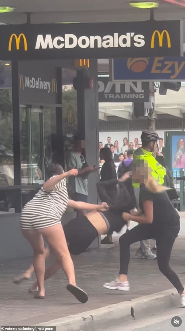 Una impactante pelea estalla afuera de un McDonald’s después de que dos chicas se unen contra la víctima, mientras las “bandas de chicas” aterrorizan a Maroubra.