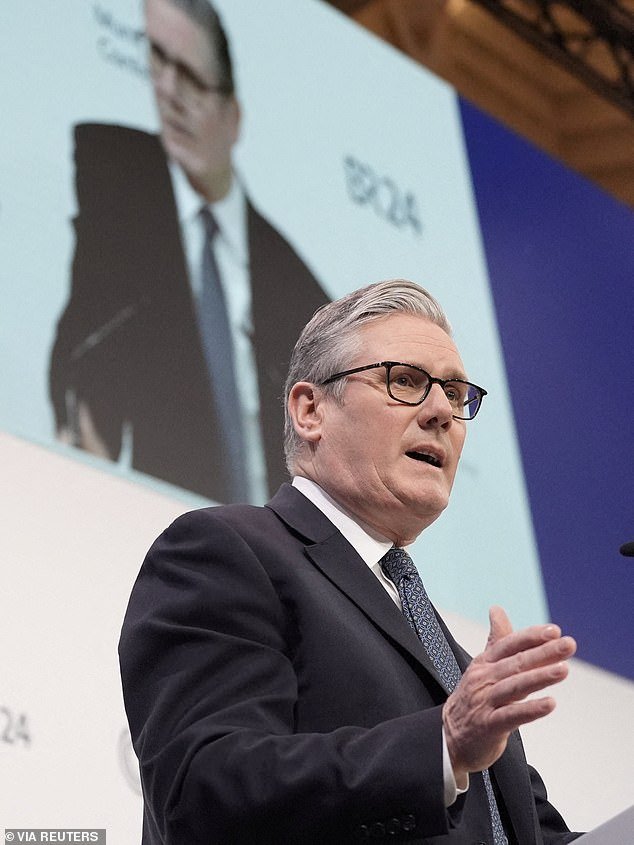 Starmer está tratando de aumentar el gasto en defensa al 3% del PIB… pero ¿cómo puede cubrir el costo de £14 mil millones si los parlamentarios laboristas no le permiten recortar los beneficios?