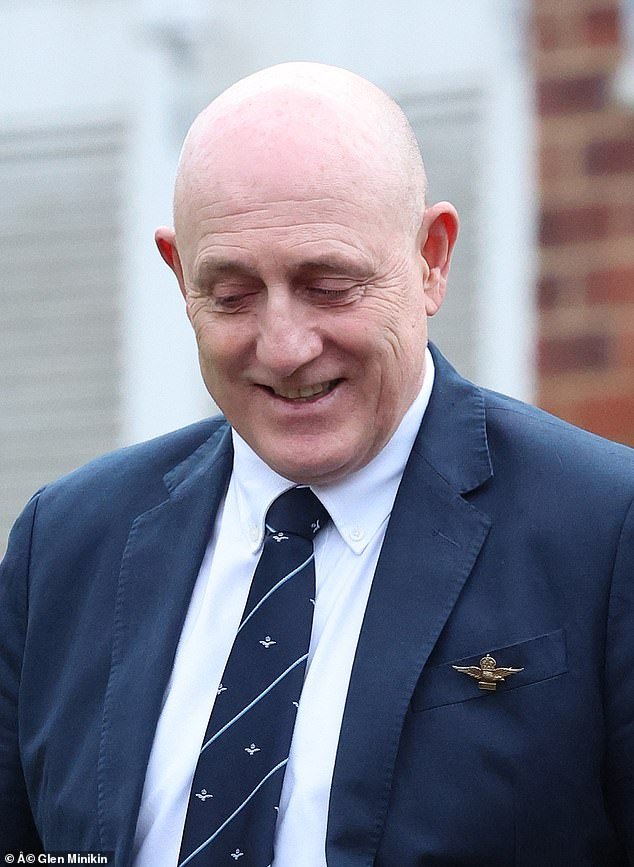 El líder del escuadrón de la RAF agarró a un soldado raso en un “juego que fue demasiado lejos” durante un viaje a Francia para conmemorar el 80 aniversario del Día VE.