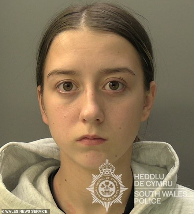 En estos momentos, una mujer de 19 años con un Fiat 500 personalizado atropelló a un adolescente mientras jugaba al rugby con amigos en el aparcamiento de la estación de tren