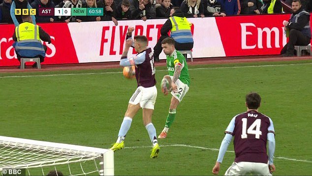 Sí, los árbitros estuvieron terribles en Villa Park, pero cada vez hay un caos de errores por parte del VAR que agota la alegría. Si eso significa que el fútbol recupera su espontaneidad, viviré con los errores, escribe OLIVER HOLT