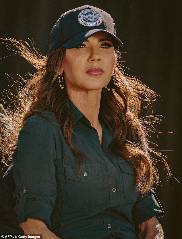 El escalofriante plan secreto de Kristi Noem para exponer a los estadounidenses que critican a ICE