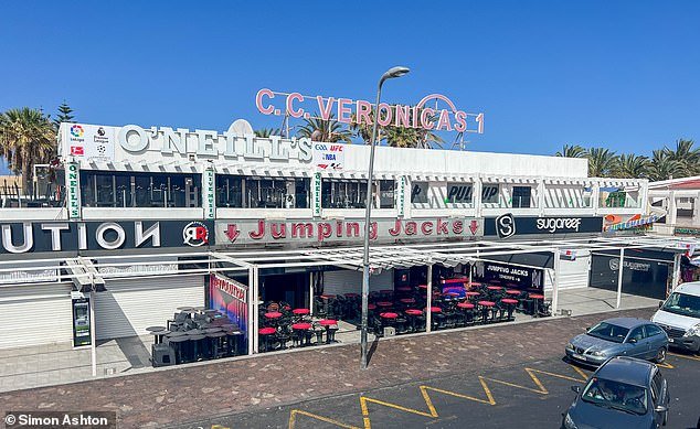 El británico de 18 años lucha por su vida en Tenerife tras ser apuñalado mientras perseguía a un ladrón que le robó el teléfono a su amigo