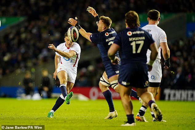 SIR CLIVE WOODWARD: Steve Borthwick tiene que optar por Fin Smith en el 10 para poner en marcha el ataque. Sí, George Ford sabe patear, pero si eso es todo lo que Inglaterra quiere hacer, deberían jugar las reglas australianas.