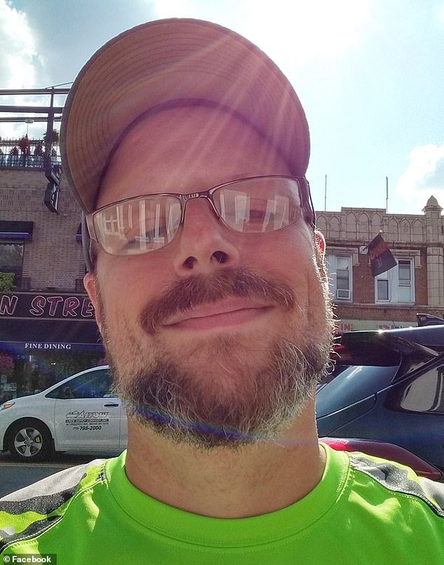 El trabajador voluntario de la iglesia de la ciudad de Nueva York tropezó y cayó mientras recogía una receta durante una ola de frío, luego murió afuera en un clima helado cuando nadie se molestó en ayudarlo.