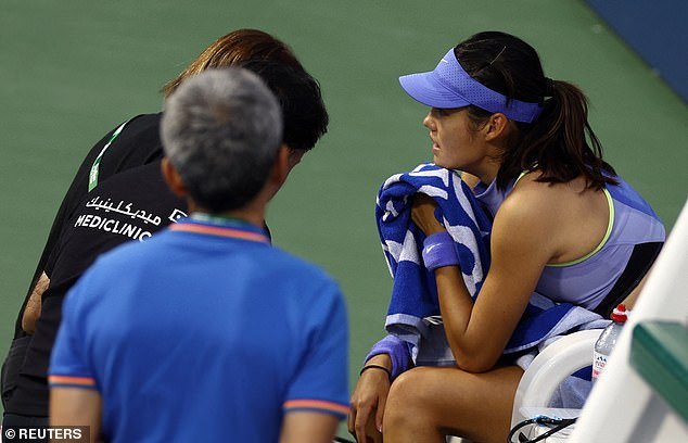 Emma Raducanu vuelve a sufrir problemas de salud tras tomarse una pausa médica en el Campeonato de Tenis de Dubai