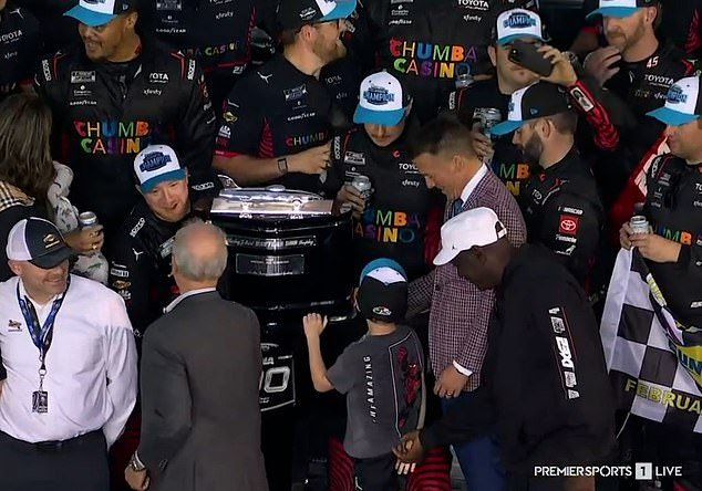 Michael Jordan es criticado después de su victoria en las 500 Millas de Daytona por interactuar con el hijo de seis años de su piloto