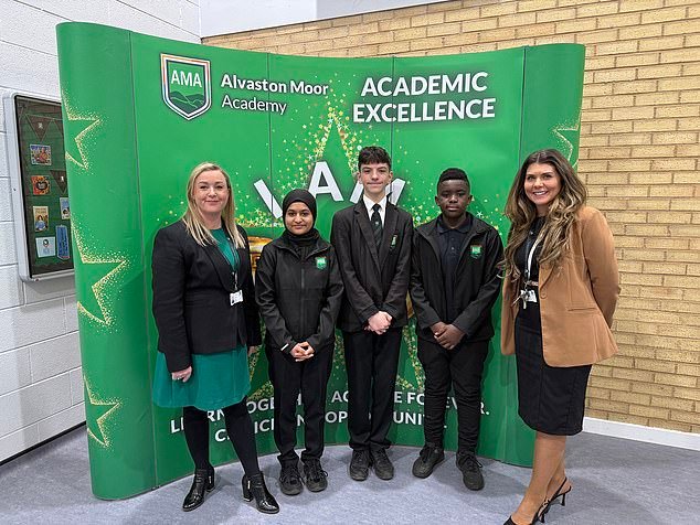 La escuela está reemplazando el uniforme tradicional de chaqueta, camisa y corbata por una chaqueta y una camiseta después de preguntar a los ESTUDIANTES qué cambios les gustaría ver.