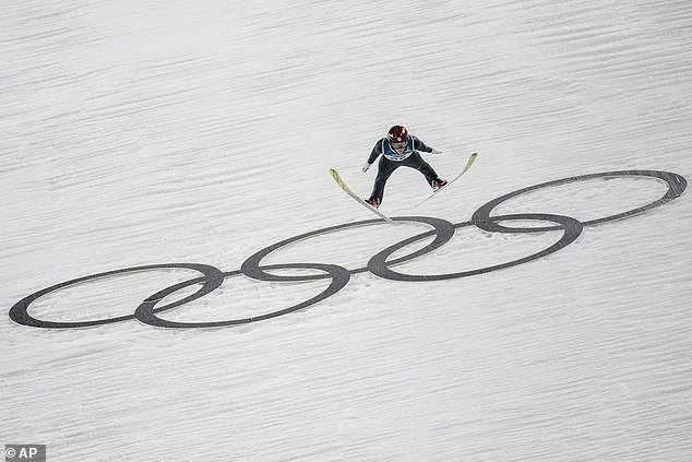 Un cirujano plástico está causando más drama de “pene-gate” en los Juegos Olímpicos de Invierno al afirmar haber operado a una atleta