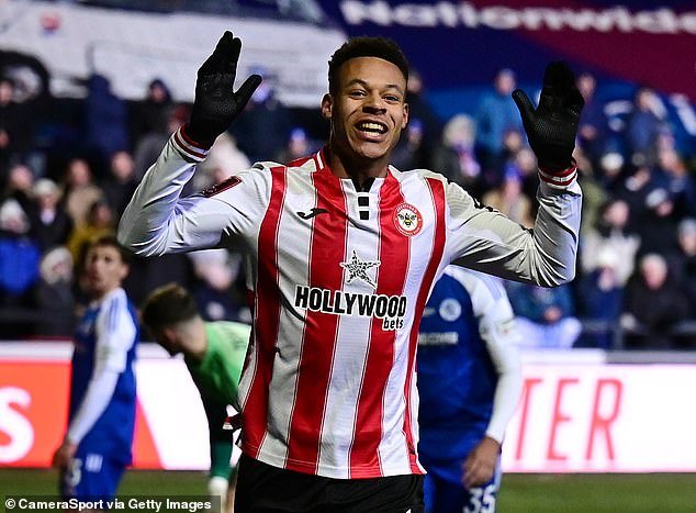 El sueño de Macclesfield en la Copa FA llega a su fin cuando el heroico equipo fuera de la liga fracasa nuevamente en su intento de reclamar el trofeo más grande cuando un gol en propia puerta le da a Brentford una estrecha victoria.