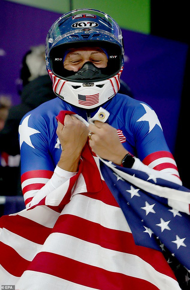 La trineo estadounidense de 41 años rompe a llorar después de ganar finalmente una medalla de oro en sus quintos Juegos Olímpicos de Invierno.