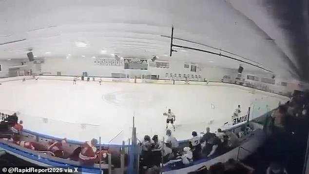 Momento desgarrador en el que los jugadores de hockey de la escuela secundaria huyen para salvar sus vidas durante un juego en Pawtucket cuando un hombre armado abre fuego y mata a dos espectadores.