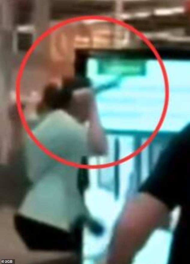 Escenas dramáticas cuando una mujer con un cuchillo es derribada en Lake Haven Center