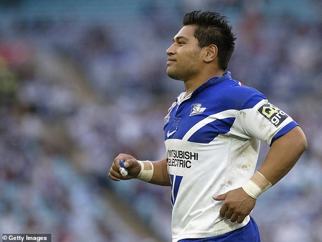 Las estrellas principales de los Bulldogs se están uniendo en torno a su ex compañero de equipo Matt Utai, quien permanece en estado crítico después de recibir dos disparos afuera de su casa.