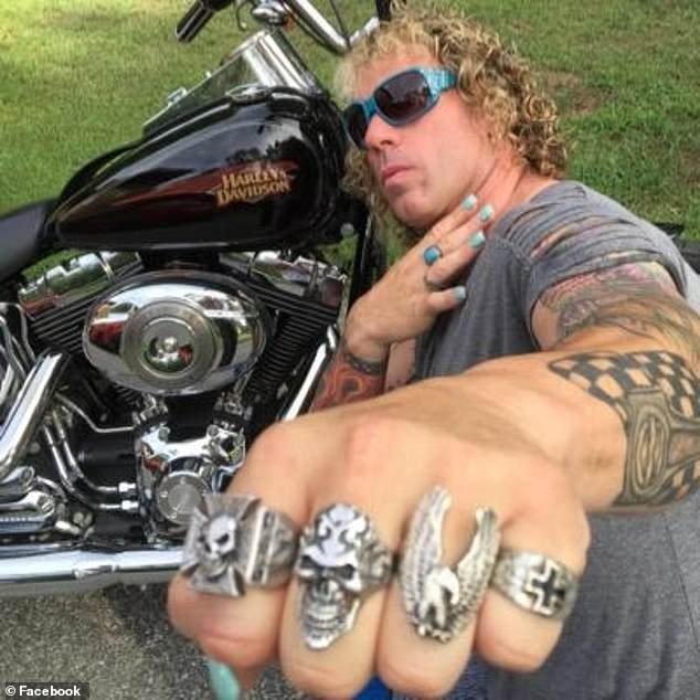 Aterradoras señales de advertencia antes de que el pistolero, que también usaba un nombre femenino, matara a dos e hiriera gravemente a otros tres en un partido de hockey juvenil.