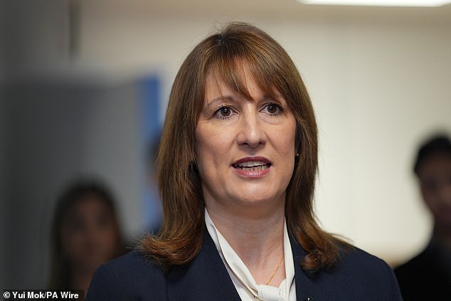 El desempleo está aumentando OTRA VEZ a su nivel más alto en cinco años y el crecimiento de los salarios se está estancando, asestando un nuevo golpe económico al Partido Laborista.