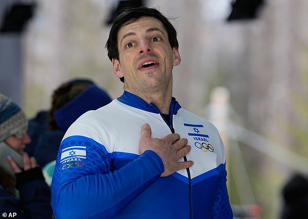 El atleta olímpico de invierno israelí está enojado por la “diatriba” de un comentarista de televisión que lo llamó “sionista que apoya el genocidio” durante toda la carrera esquelética.