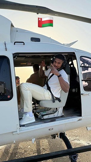 Anthony Joshua cuelga del costado de un helicóptero en Omán, donde posee un ático valorado en £1,2 millones, mientras se toma un descanso después de un momento “realmente difícil” desde la muerte de dos amigos en un accidente automovilístico en Nigeria.