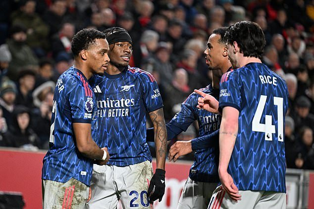 Wayne Rooney afirma que el Arsenal NO tiene jugadores de “clase mundial” y acusa a los fanáticos y exjugadores del club de “MATAR” al equipo con duros comentarios.