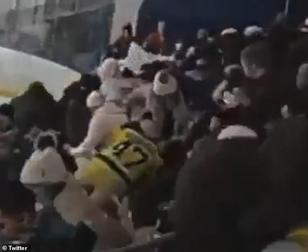 Un nuevo y escalofriante video muestra el momento en que un padre transgénero abrió fuego en un partido de hockey, matando a su ex esposa y a su segunda víctima antes de quitarse la vida… mientras su angustiada hija denuncia sus acciones.