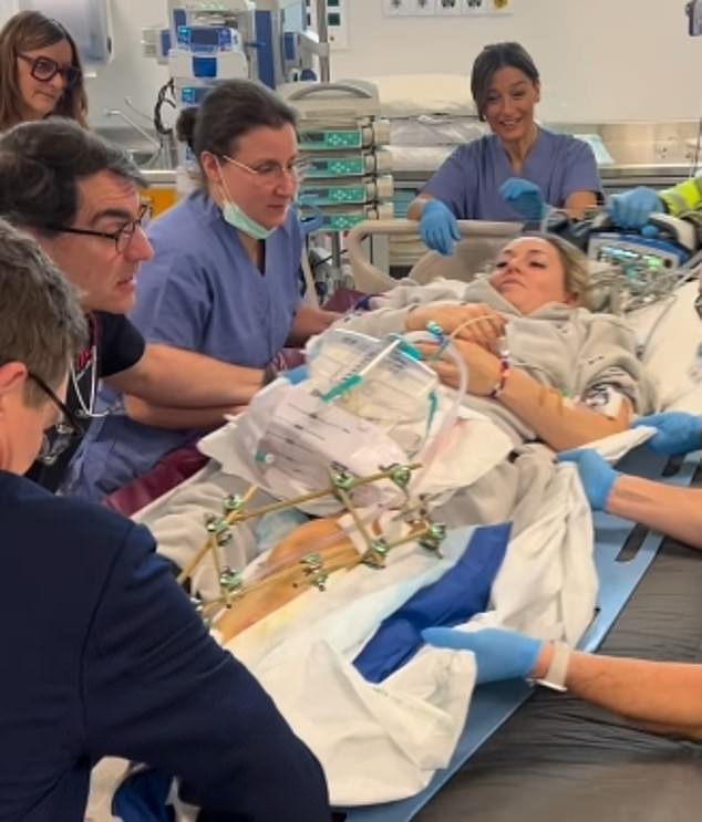 Lindsey Vonn comparte imágenes de su peligroso viaje de regreso a los EE. UU. mientras la atleta olímpica es llevada al avión después de romperse una pierna en los Juegos Olímpicos de Invierno.