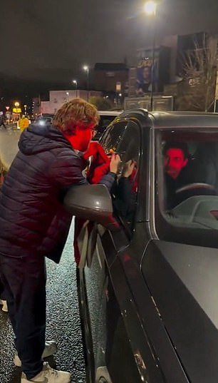 Mikel Arteta, ‘expuesto’, ataca al cazador de autógrafos que lo presionó para que firmara una camiseta del Arsenal mientras estaba atrapado en el tráfico con su esposa después de ganarle al Wigan, y afirma que el fanático ‘no lo hizo por las razones correctas’.