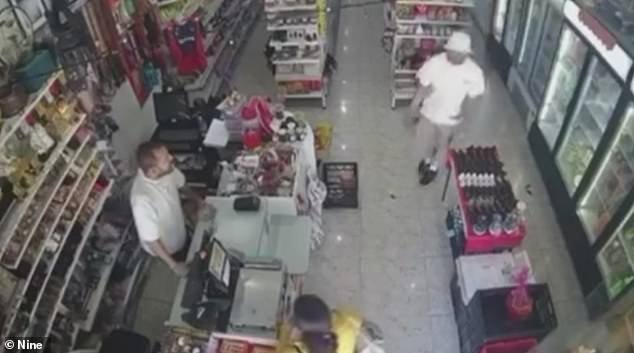 Imágenes aterradoras muestran el momento en que una mujer es apuñalada en un tiroteo aleatorio que deja una persona muerta, a medida que surgen nuevos detalles sobre el atacante.