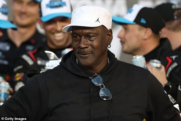 Lo que Michael Jordan realmente piensa sobre la reacción que rodeó su interacción con el hijo de 6 años del piloto después de ganar las 500 Millas de Daytona.