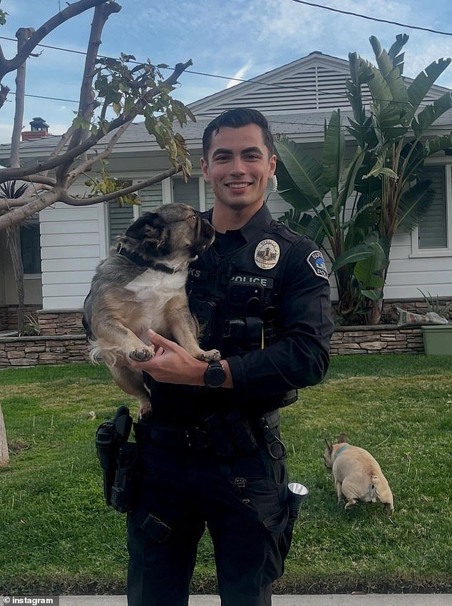 El apuesto policía de California acelera los corazones mientras posa con el bulldog francés que conoció en el trabajo.
