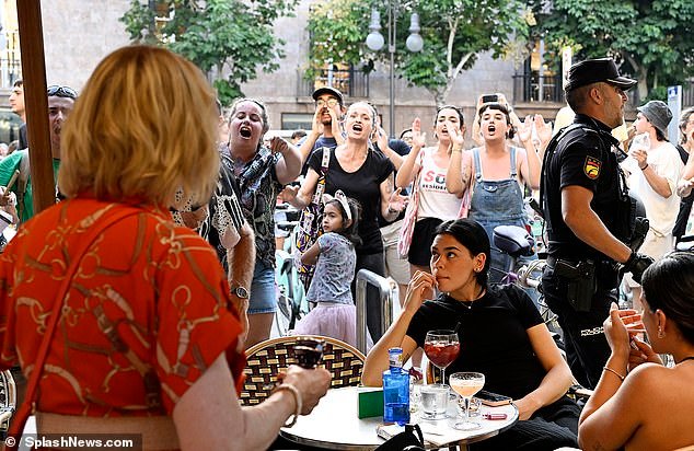 Una mafia antiturista se prepara para otro verano de ataques a los británicos: los manifestantes en Mallorca advierten que ya han comenzado a planificar disturbios