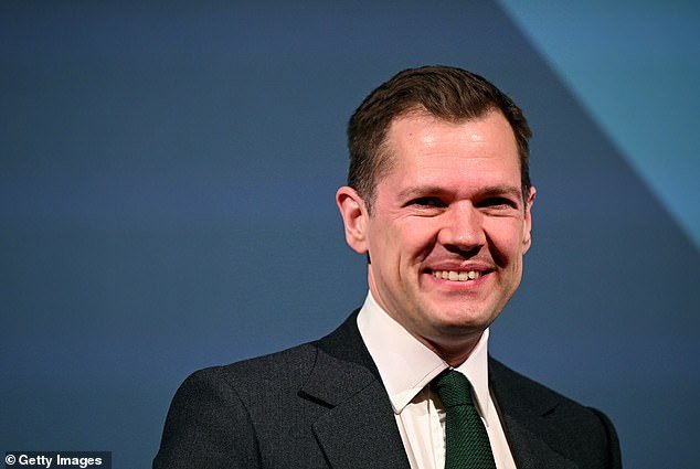 Plan de reforma para desactivar la “bomba de beneficios” del Reino Unido: Robert Jenrick promete reintroducir el límite de beneficios de dos hijos y obligar a las personas a demostrar problemas de salud mental antes de recibir dinero en el plan “solo para británicos”