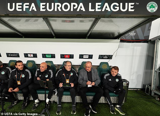 Rafa Benítez está al borde del colapso en Grecia y podría ser sustituido por una de sus ex estrellas del Liverpool