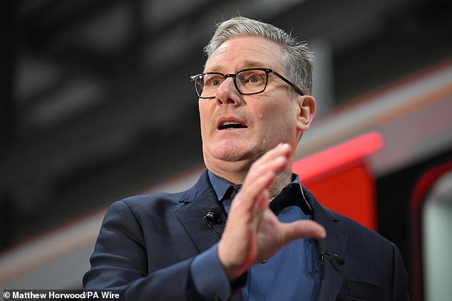 Trabajadores divididos sobre las promesas de salario mínimo mientras Starmer intenta evitar un cambio de sentido