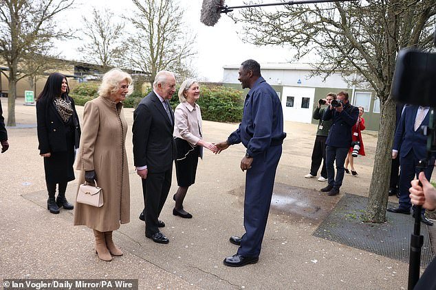 El rey Carlos elogia a Sir Idris Elba como “una verdadera inspiración” y le dice “Estoy muy orgulloso de ti” mientras recorre el estudio de cine de la universidad que lleva el nombre de la estrella.