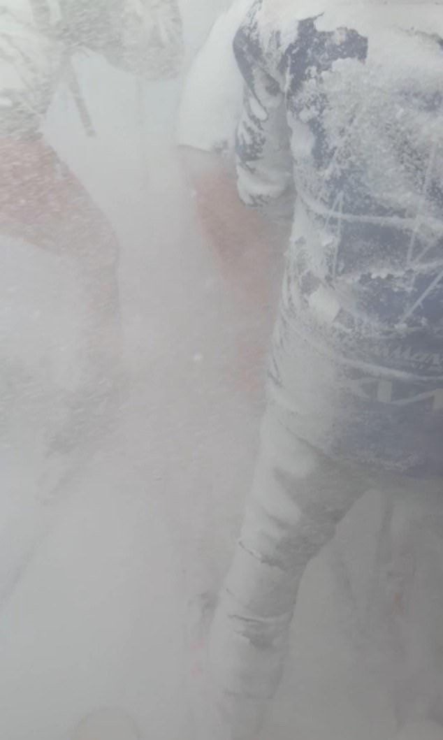 ‘¡Cálmate! ¡Sólo respira!’ Imágenes nuevas e increíbles muestran el momento en que una avalancha cae sobre los británicos mientras están junto a niños aterrorizados y otros turistas británicos en la cola de un remonte.