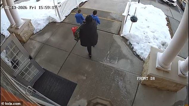 Momento desgarrador cuando una madre y sus dos hijos pequeños son atropellados por un vehículo todoterreno que se estrella contra el jardín de infancia.