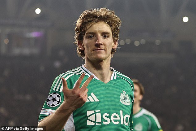 Anthony Gordon hizo historia en la Liga de Campeones con un hat-trick en el minuto 33, antes de anotar el cuarto justo antes del descanso, mientras el Newcastle se enfurecía contra el Qarabag.