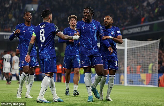 La ex estrella del Chelsea revela que será parte del ‘escuadrón bomba’ del club antes de finalizar su paso a rivales de la Premier League