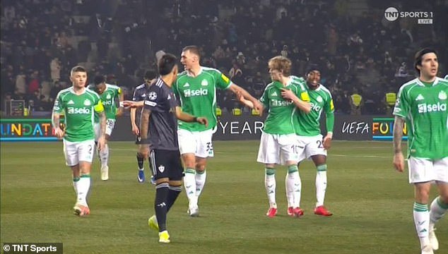 Las estrellas de Newcastle, Anthony Gordon y Kieran Trippier, tuvieron que ser separados de sus compañeros de equipo en un extraño duelo cuando los jugadores abandonaron el campo cuando Toon ganó 5-0 en el play-off de la Liga de Campeones.