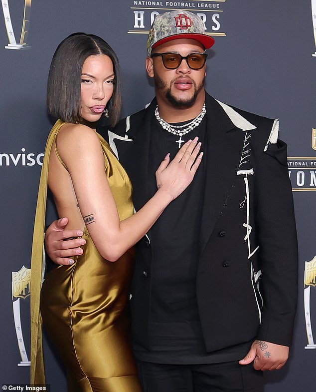 La estrella de los Buffalo Bills, Dion Dawkins, afirma que los empleados de JetBlue robaron “las joyas y los relojes Rolex de su prometida” del equipaje en una publicación alocada en las redes sociales.