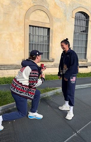 La estrella de los Juegos Olímpicos de Invierno de EE. UU. cambia una medalla por un anillo mientras le propone matrimonio a su novia patinadora de velocidad en Italia