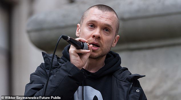 Por eso Australia está rota y he venido desde Inglaterra para avisaros antes de que sea demasiado tarde.