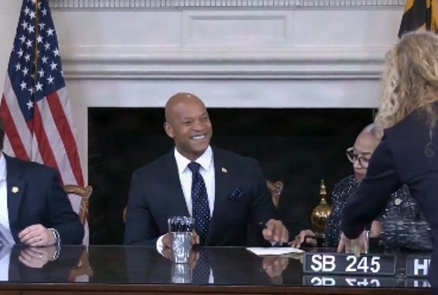 La estrella demócrata en ascenso que es el último enemigo de Trump es todo sonrisas mientras impide que ICE trabaje con su fuerza policial local.