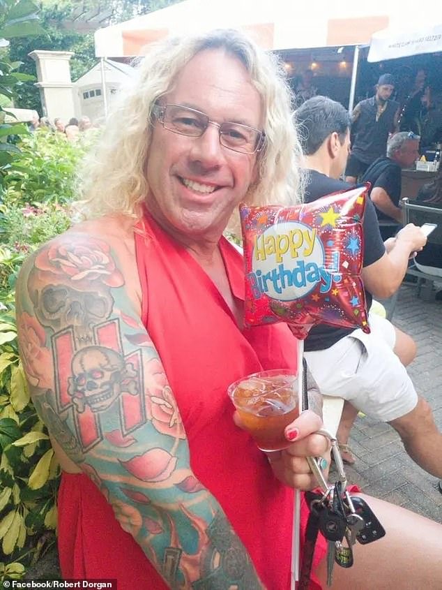 La hija del tirador de hockey trans dice que él tuvo una “venganza contra su familia” y que sus seis hijos lo condenaron al ostracismo ANTES de hacer la transición.