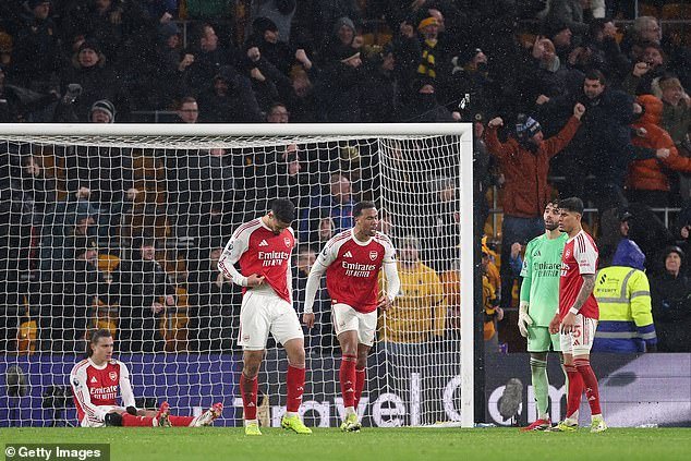 Preocupado: El Arsenal parece estar en pánico y plagado de fracasos anteriores: este empate contra los Wolves es un duro golpe para sus esperanzas de título y Mikel Arteta necesita desesperadamente una estrella para frenar la crisis, escribe IAN HERBERT