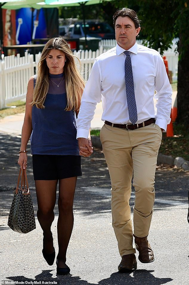 La esposa del luchador del interior Matt Wright estalla en una diatriba enojada por las afirmaciones sobre el encarcelamiento de su marido después de un fatal accidente de helicóptero.