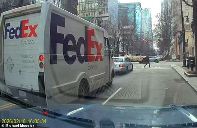 La estrella de la NBA LaMelo Ball fue captada por la cámara del tablero mientras estrellaba su Hummer disfrazado en el centro de Charlotte.