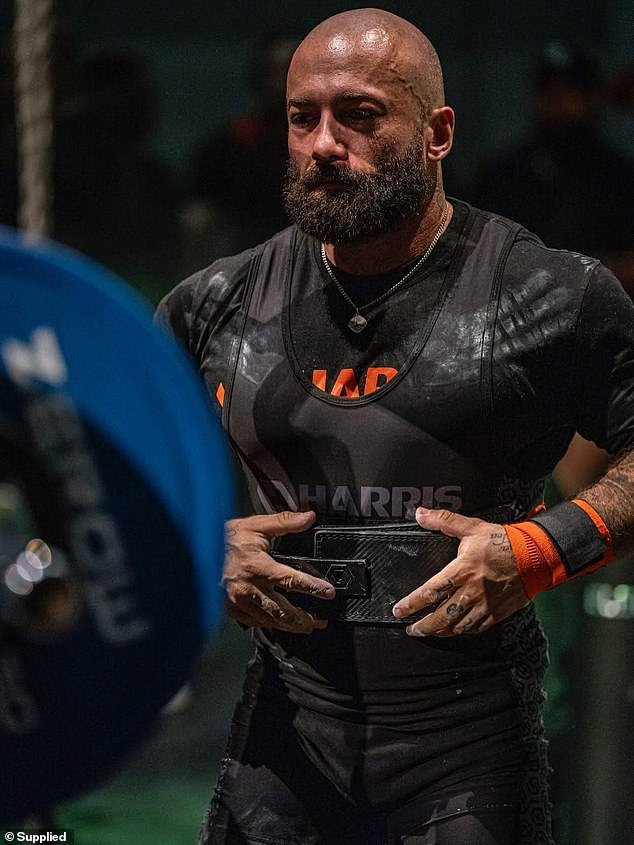 Por qué un levantador de pesas de fama mundial se entregó a la policía después de robar una tienda de la esquina, mientras revela cómo su tiempo en prisión le dio la dirección de vida que anhelaba desesperadamente