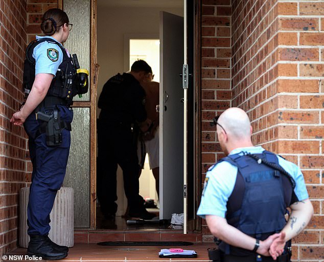 Un hombre ha sido acusado de delitos de terrorismo después de que agentes de policía supuestamente hicieran un descubrimiento inquietante durante una parada de vehículos en Yagoona.