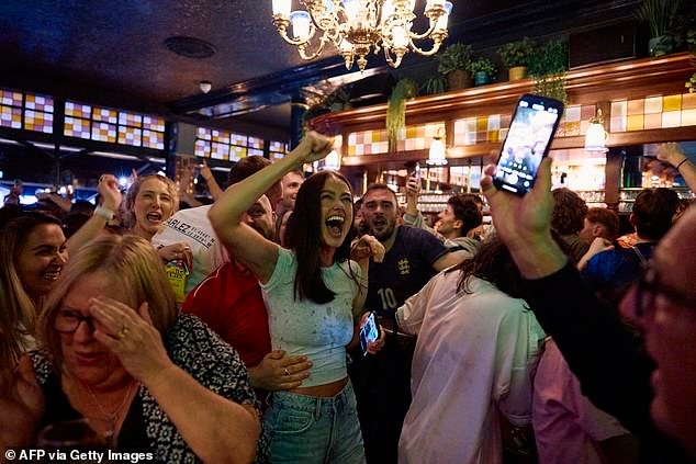 Los pubs pueden permanecer abiertos hasta las 2 a. m. durante la Copa del Mundo si las naciones anfitrionas llegan a los octavos de final.